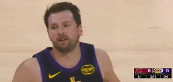 华体会真人体育娱乐-东契奇反击加速推进，小手一抖助攻詹姆斯双手灌框